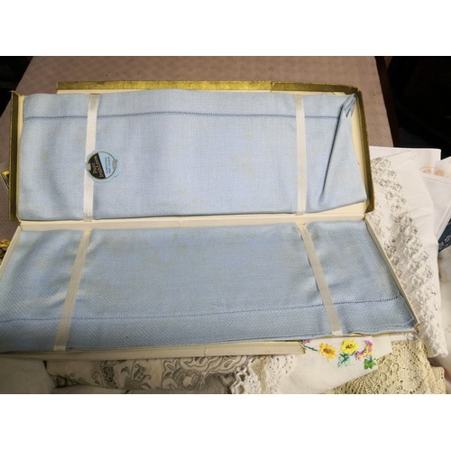 891 - Selection of vintage linen, tablecloths napkins etc.