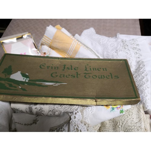 891 - Selection of vintage linen, tablecloths napkins etc.