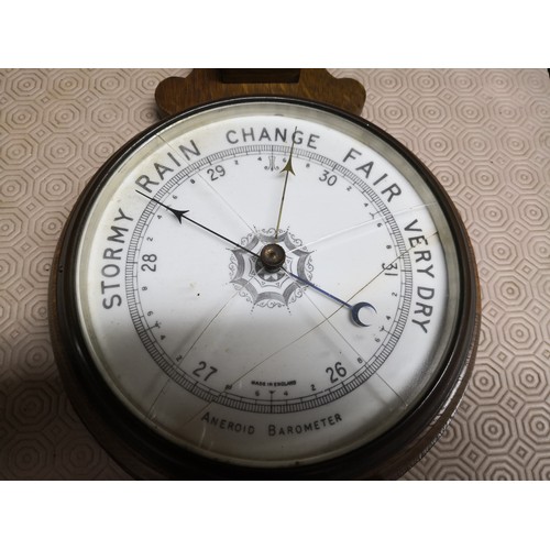 916 - Barometer with cracked face