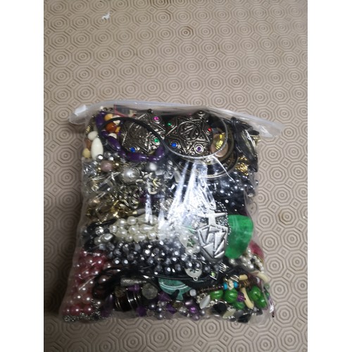 931 - 2.3 kg costume jewellery