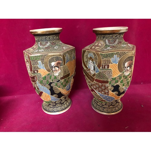 733 - Pair of decorative urns and pair of decorative egg shaped ornaments.