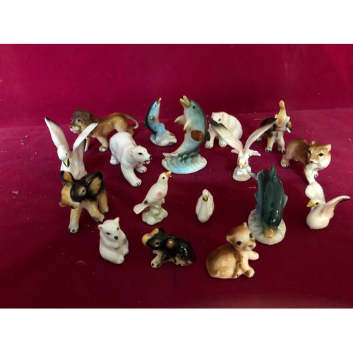 752 - Collection of miniature animal figures.