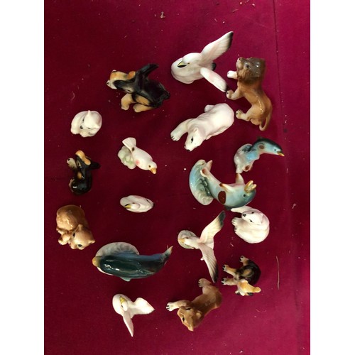 752 - Collection of miniature animal figures.