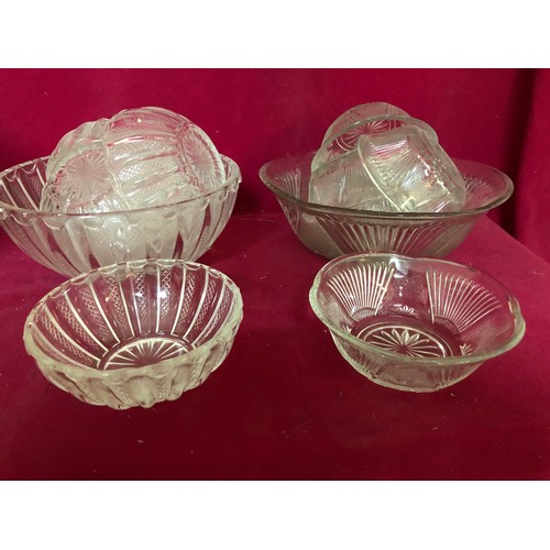 757 - 2 sets of sundae dishes and bowls in clear glass.