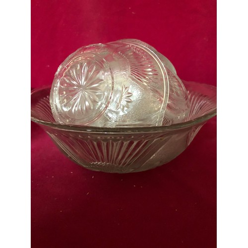 757 - 2 sets of sundae dishes and bowls in clear glass.