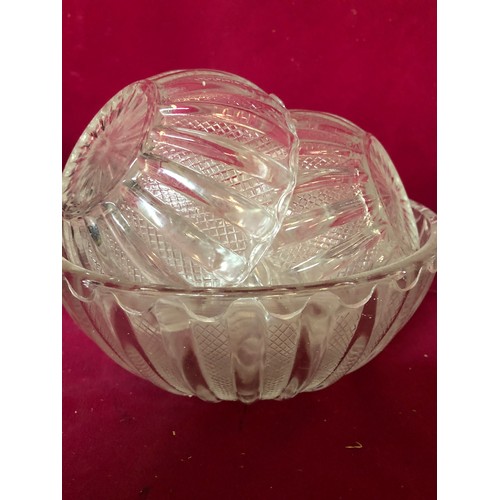 757 - 2 sets of sundae dishes and bowls in clear glass.
