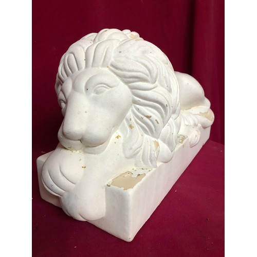 759 - Painted white lion sat on plinth. Measures 40cms x 24cms
