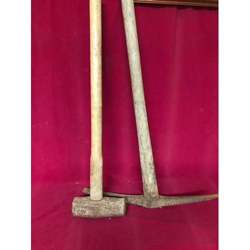 768 - Sledgehammer and pickaxe