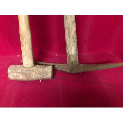 768 - Sledgehammer and pickaxe