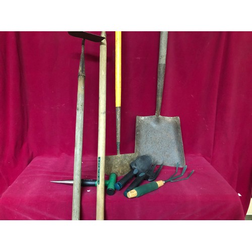 782 - Selection of vintage garden tools
