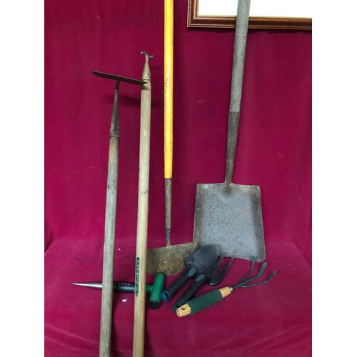 782 - Selection of vintage garden tools