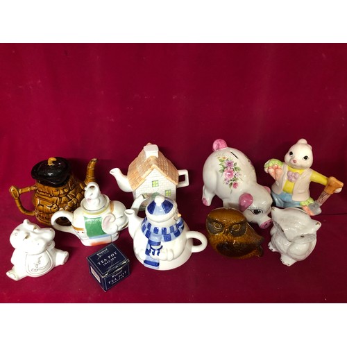784 - Box of novelty teapots and money boxes.