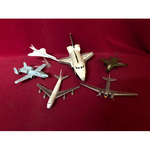 30 - Selection of die cast planes including a Corgi Pan AM N753PA, Concorde, a DC3 AA N999Z, a Matchbox T... 