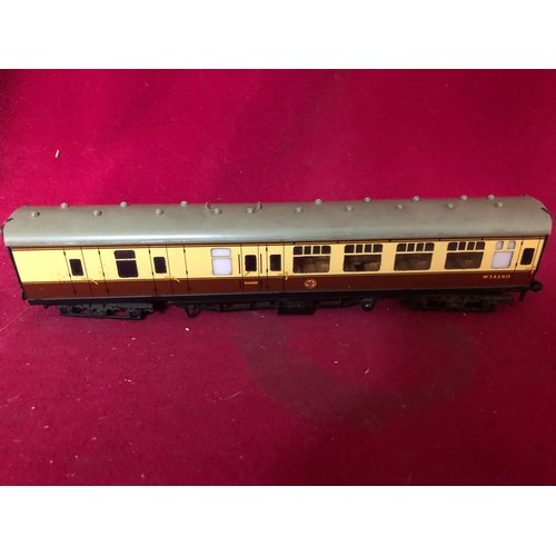 22 - 3 Hornby Dublo carriages including a Pullman 'The Caledonian'