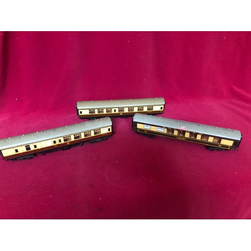 22 - 3 Hornby Dublo carriages including a Pullman 'The Caledonian'