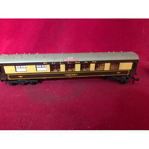 22 - 3 Hornby Dublo carriages including a Pullman 'The Caledonian'