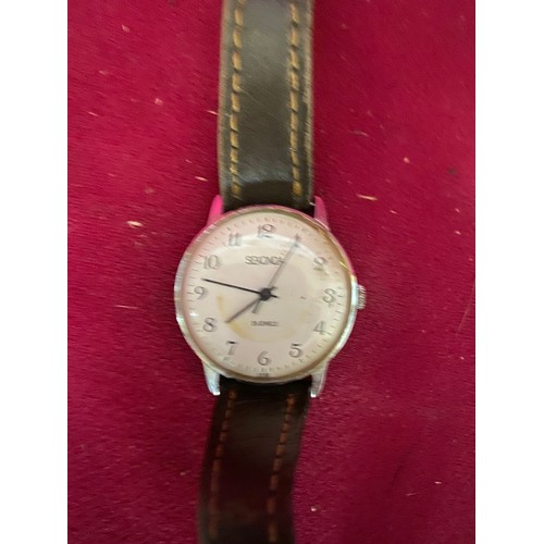 33 - A working gents Russian Sekonda wind up watch