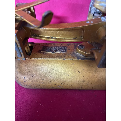 727 - Vintage Avery 2lb Weighing Scales with 5kg and 400grm weights.