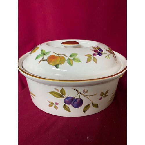 668 - Selection of 26 piece Royal Worcester dinnerware including  large tureen