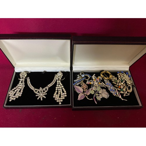 685 - 5 boxes of costume jewellery