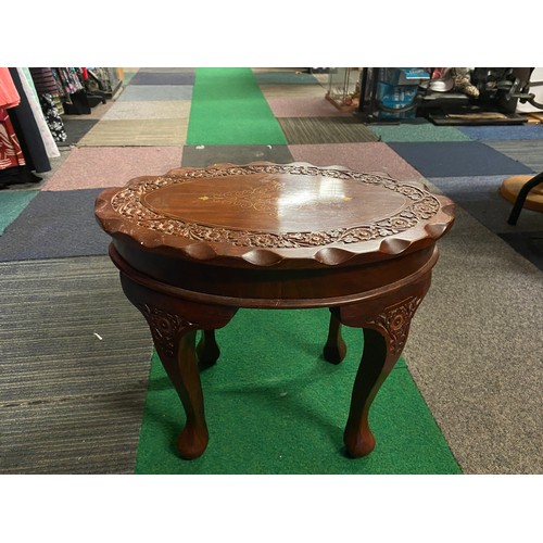 999 - Oval occasional table with inlaid brass to top measuring 48 cms diameter