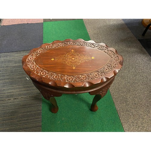 999 - Oval occasional table with inlaid brass to top measuring 48 cms diameter