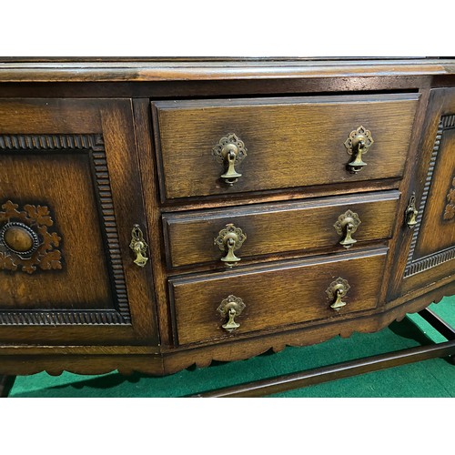 640 - 1930's style sideboard with 2 side cupboards and 3 drawers to centre. Measures 150x58x95