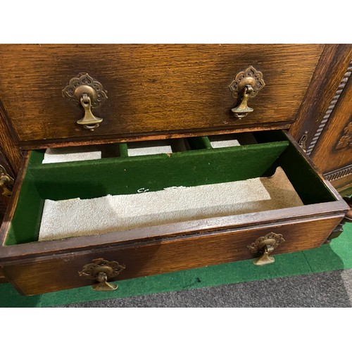 640 - 1930's style sideboard with 2 side cupboards and 3 drawers to centre. Measures 150x58x95