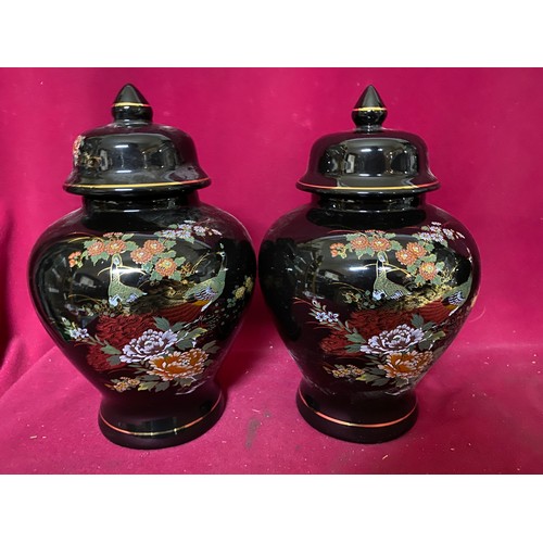 652 - Set of 3 decorative black and gold urns with lids, tallest is 27cms.