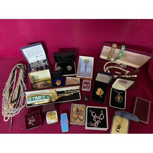 659 - Selection of vintage costume jewellery including necklaces, brooches, watches and ear rings.