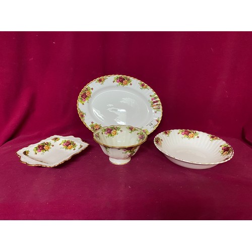 19 - Selection of 2 Royal Albert 'Country Roses' plates and 2 bowls