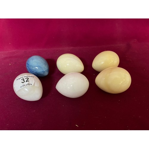 32 - Selection of collectable marble eggs