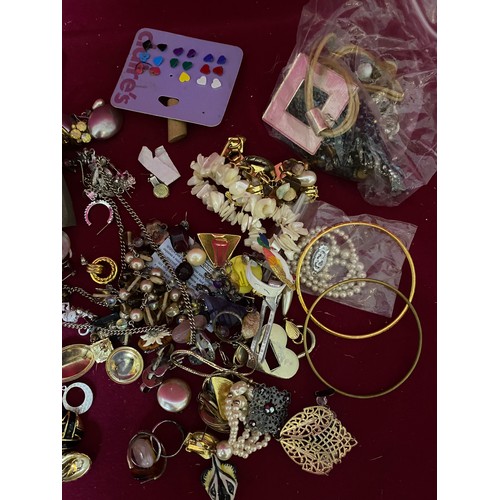 82 - Selection of assorted costume jewellery