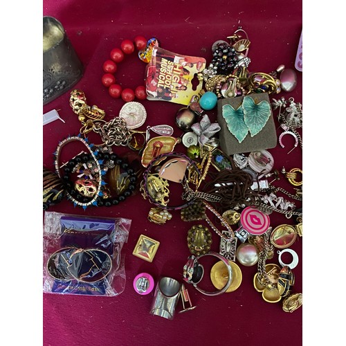 82 - Selection of assorted costume jewellery