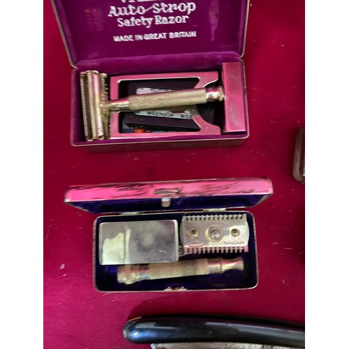 98 - Collection of vintage razors