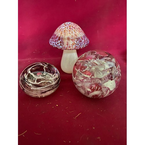 253 - 10 vintage paperweights including mushroom, fish and bubble and others.