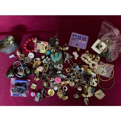 82 - Selection of assorted costume jewellery