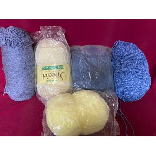 305 - Selection of 5 x 400 gms wool balls, 3 x blue and 2 x cream