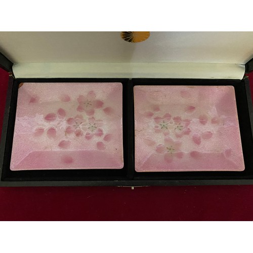 367 - 2 Japanese pink enamelled dishes in presentation box