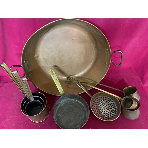 368 - Selection of copper kitchenware including jampan, frying pan, collinder, 3 milk measures and 3 liquo... 