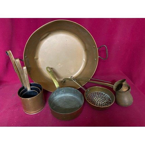 368 - Selection of copper kitchenware including jampan, frying pan, collinder, 3 milk measures and 3 liquo... 