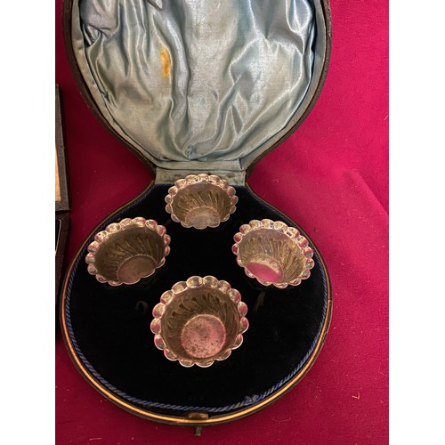 338 - Set of 4 decorative metal cruet pots from Walker and Hall in presentation box. Also EPNS cake slice ... 