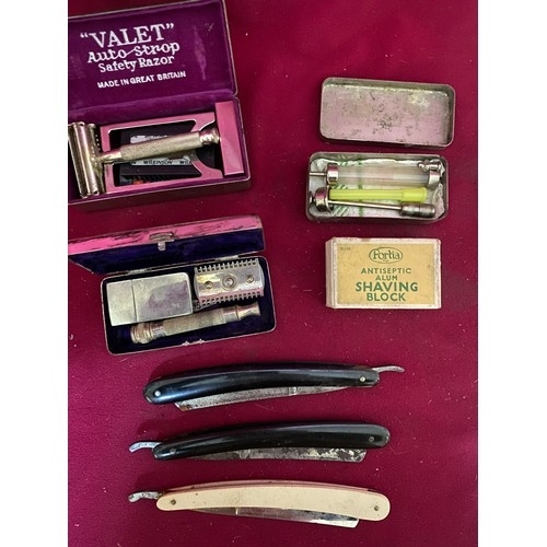 98 - Collection of vintage razors