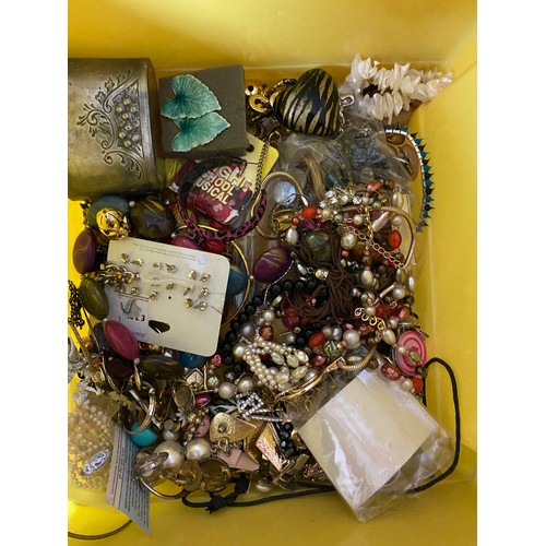 82 - Selection of assorted costume jewellery