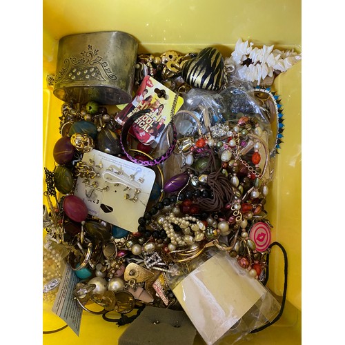 82 - Selection of assorted costume jewellery