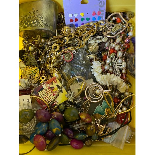 82 - Selection of assorted costume jewellery