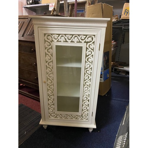 908 - White cabinet with decorative door to front and glass inset, 2 shelves to inside 52x30x96cms