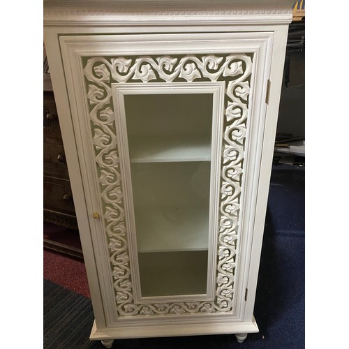 908 - White cabinet with decorative door to front and glass inset, 2 shelves to inside 52x30x96cms