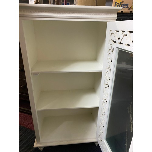 908 - White cabinet with decorative door to front and glass inset, 2 shelves to inside 52x30x96cms