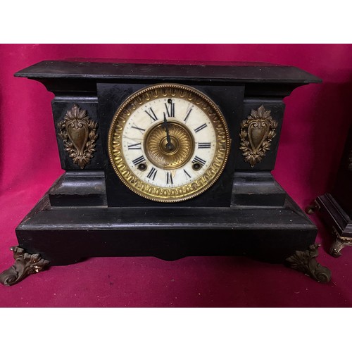 909 - 2 Decorative mantle clocks 40x28cms and 22x40cms.